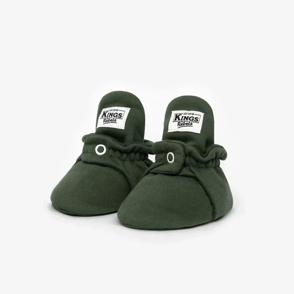 Handgefertigte grüne Baby-Booties von Kings & Rebels für stilvolle Neugeborene.