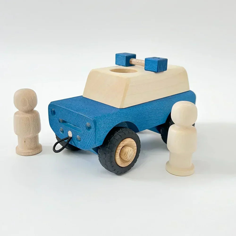 Blauer Holzspielzeuglaster mit Tan Dach und zwei Holzfiguren bei Littlies + Mums