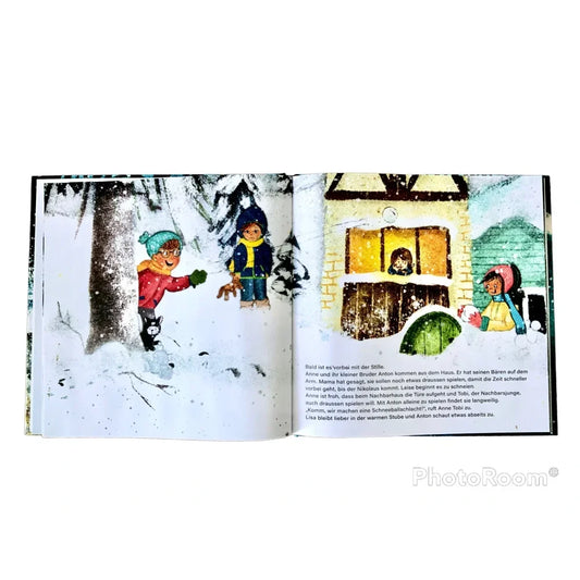 Offenes Kinderbuch mit winterlicher Szene und spielenden Kindern im Schnee.