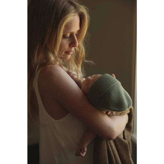 Ein zärtlicher Moment zwischen einer Mutter und ihrem neugeborenen Baby.