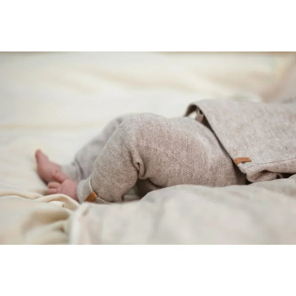 Baby in nachhaltiger Leinenmode aus Nixnuts Herbstkollektion für umweltbewusste Eltern.