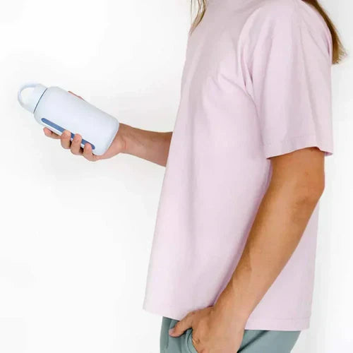 Weiße wiederverwendbare Wasserflasche in handgehaltener Darstellung für optimale Hydratation