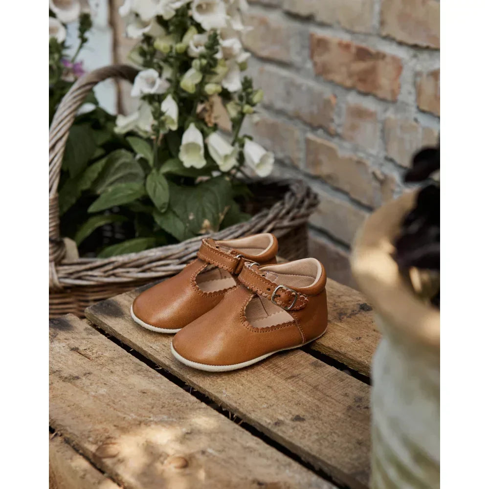 Babyschuhe aus Tan Leder im Mary Jane Stil mit Schnalle und gewellten Kanten