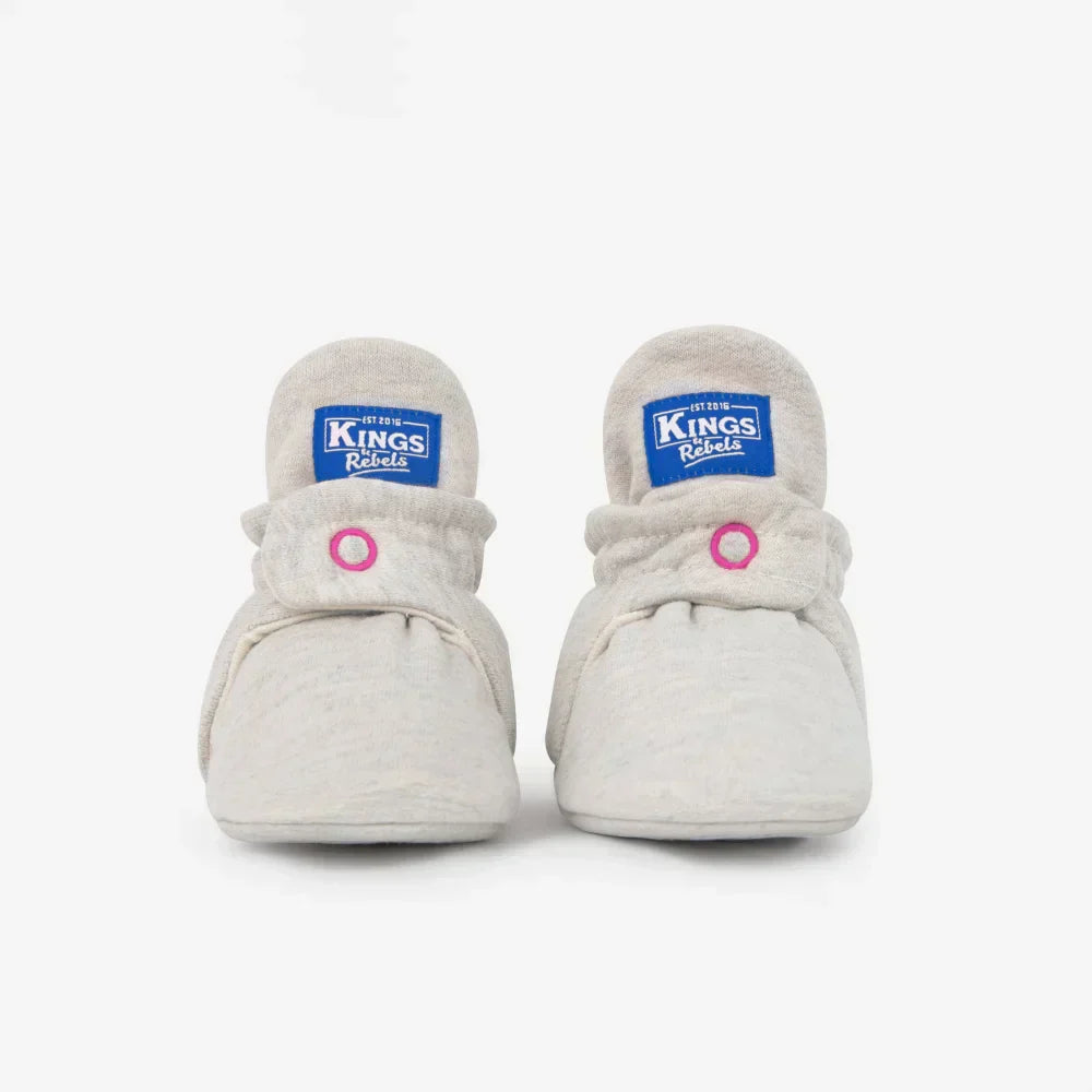 Weiche cremefarbene Baby-Booties mit blauen und rosa Akzenten von Kings & Rebels