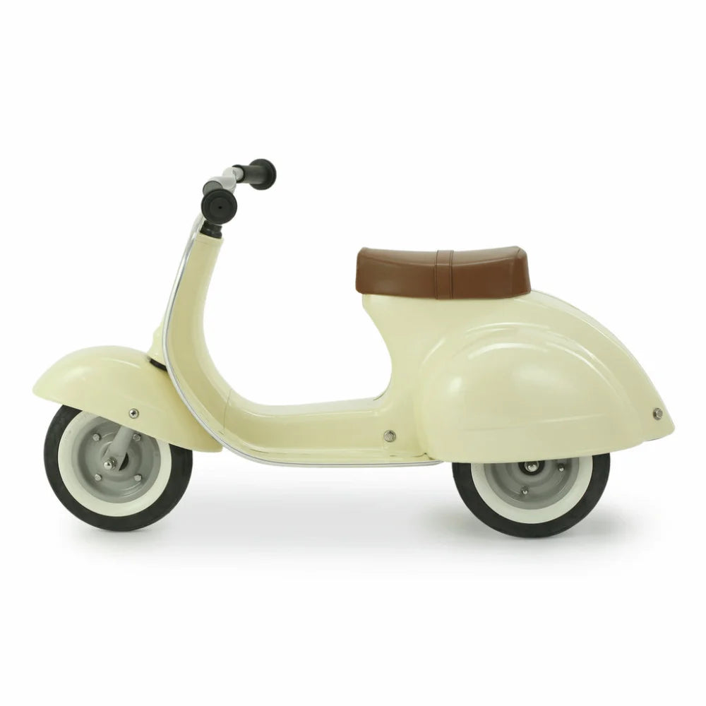 Kinderscooter in Creme mit braunem Sitz und schwarzen Lenkern im Artikel Retro-Charme trifft Sicherheit