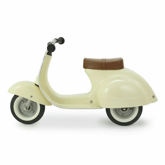 Kinderscooter in Creme mit braunem Sitz und schwarzen Lenkern im Artikel Retro-Charme trifft Sicherheit