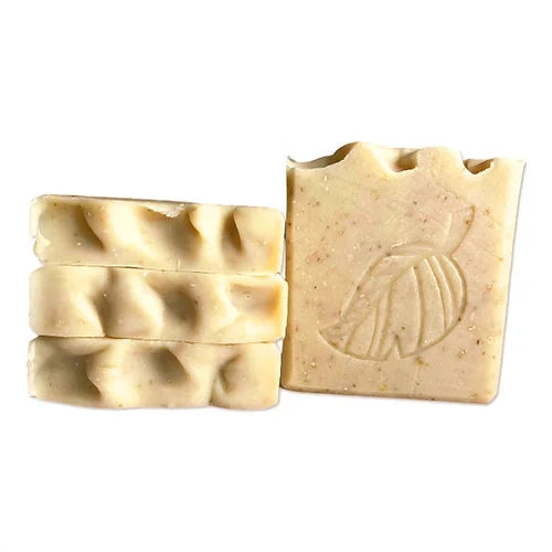 Handgemachte beige Seifen mit Blattdesign von Van Leds bei Littlies + mums.