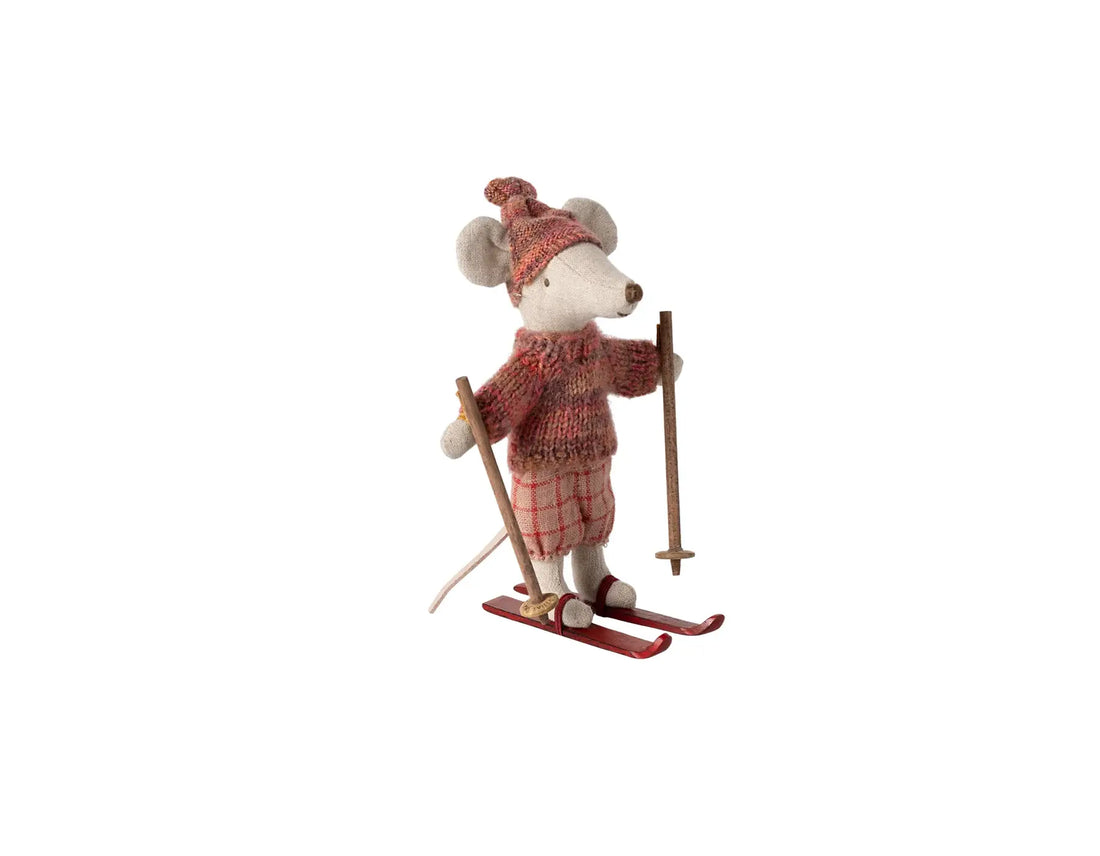 Maileg-Mausfigur in Winterkleidung auf Skiern mit Skistöcken in Miniaturwelt
