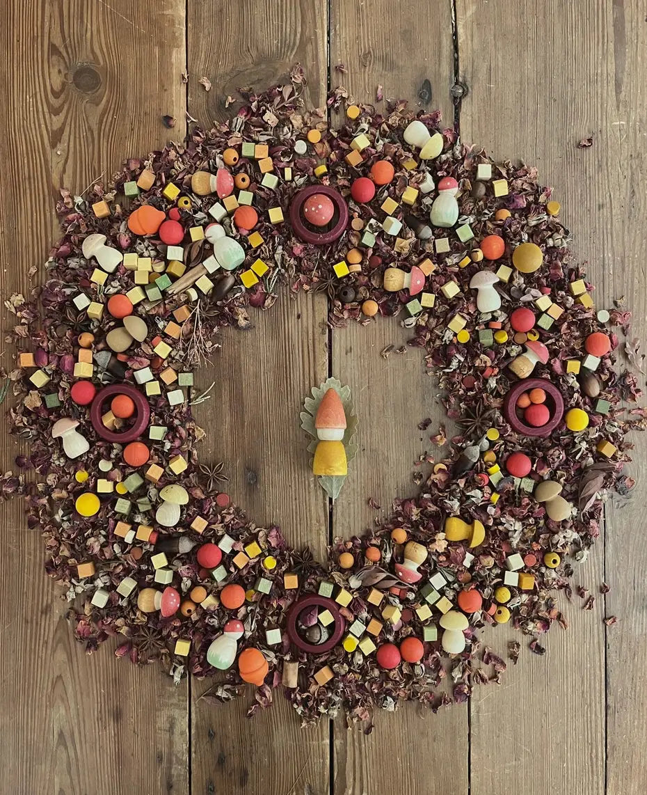 Herbstlicher Kranz aus getrockneten Blättern und Beeren im GRAPAT Sortiment