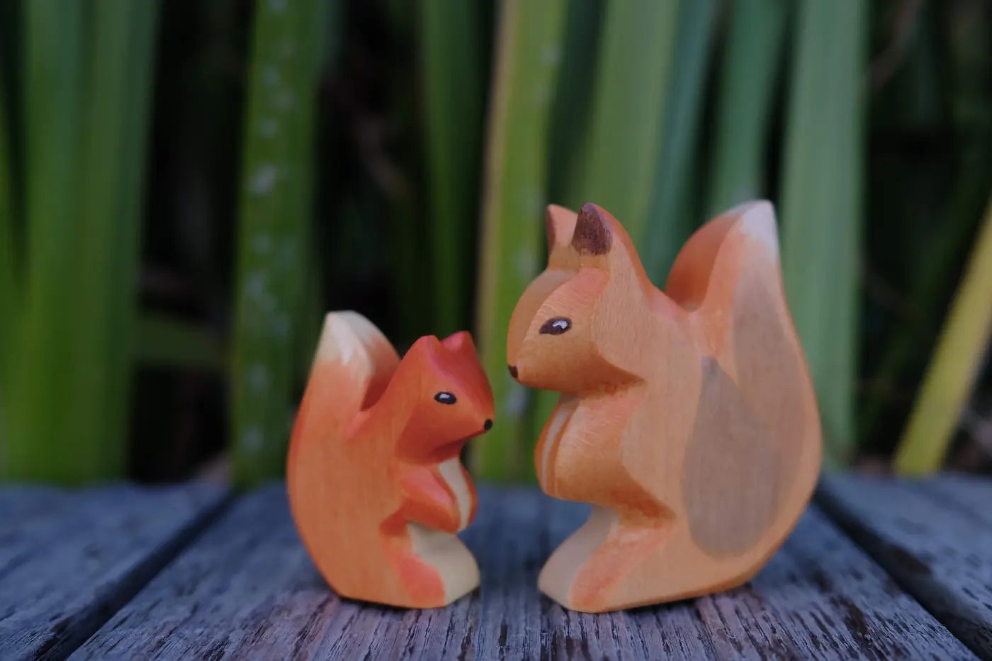 Zwei Holzschnitzereien von Eichhörnchen aus der HOLZWALD Kollektion