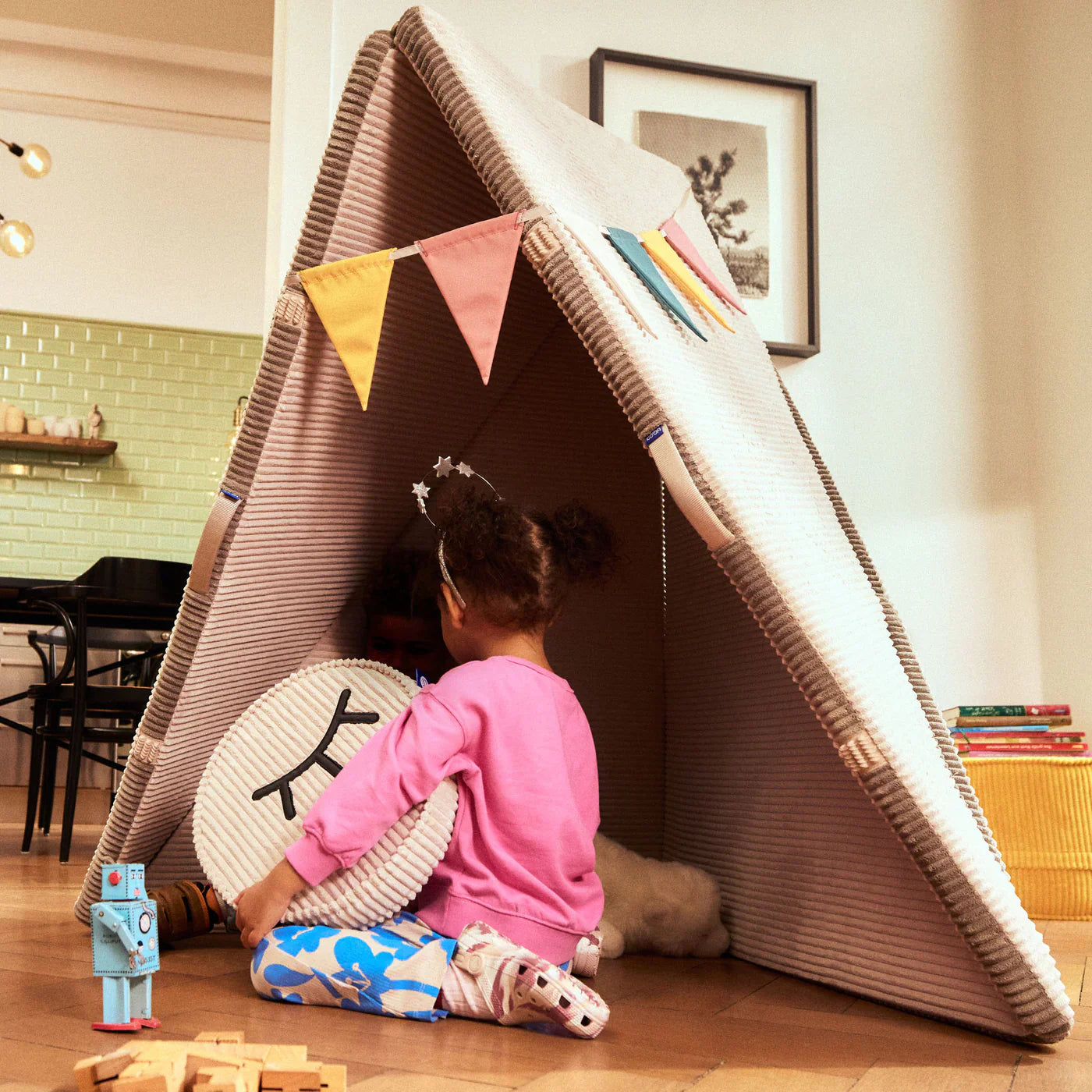 Weiches beige Corduroy-Spieltent KOOJA mit bunten Flaggen, ökologische Babyprodukte