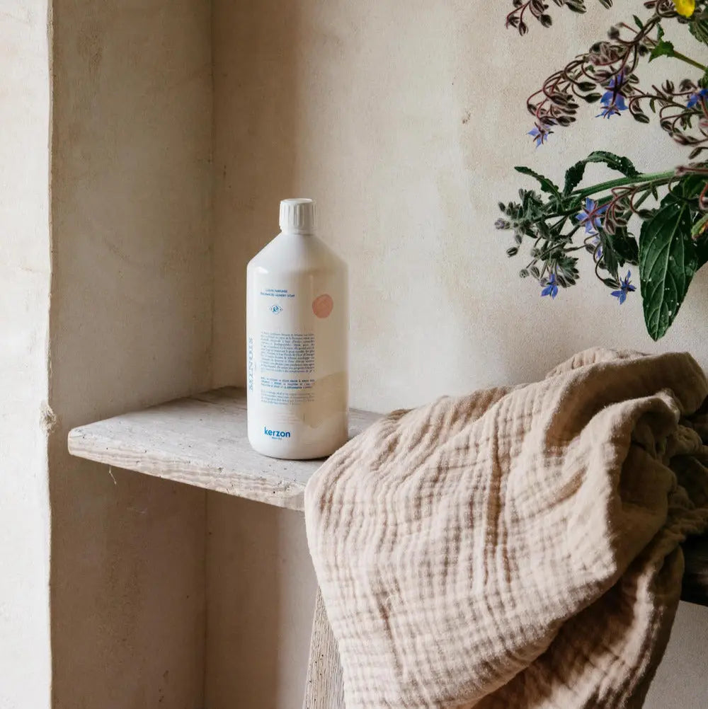 Hohles weißes Kunststoffflasche mit schmalem Hals und Schraubverschluss in der MINOIS PARIS Kollektion