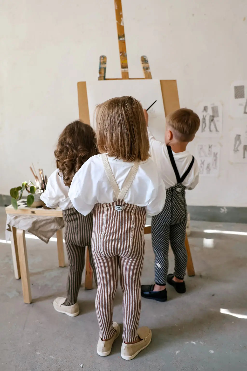 Olivegrüner Corduroykissen mit kleinem Stoffetikett aus der SILLY SILAS Kollektion
