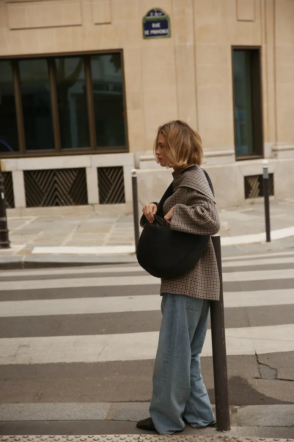 Beige oder Taupe Plüschhausschuhe mit passendem Handtuch und Olive Zweig Akzent