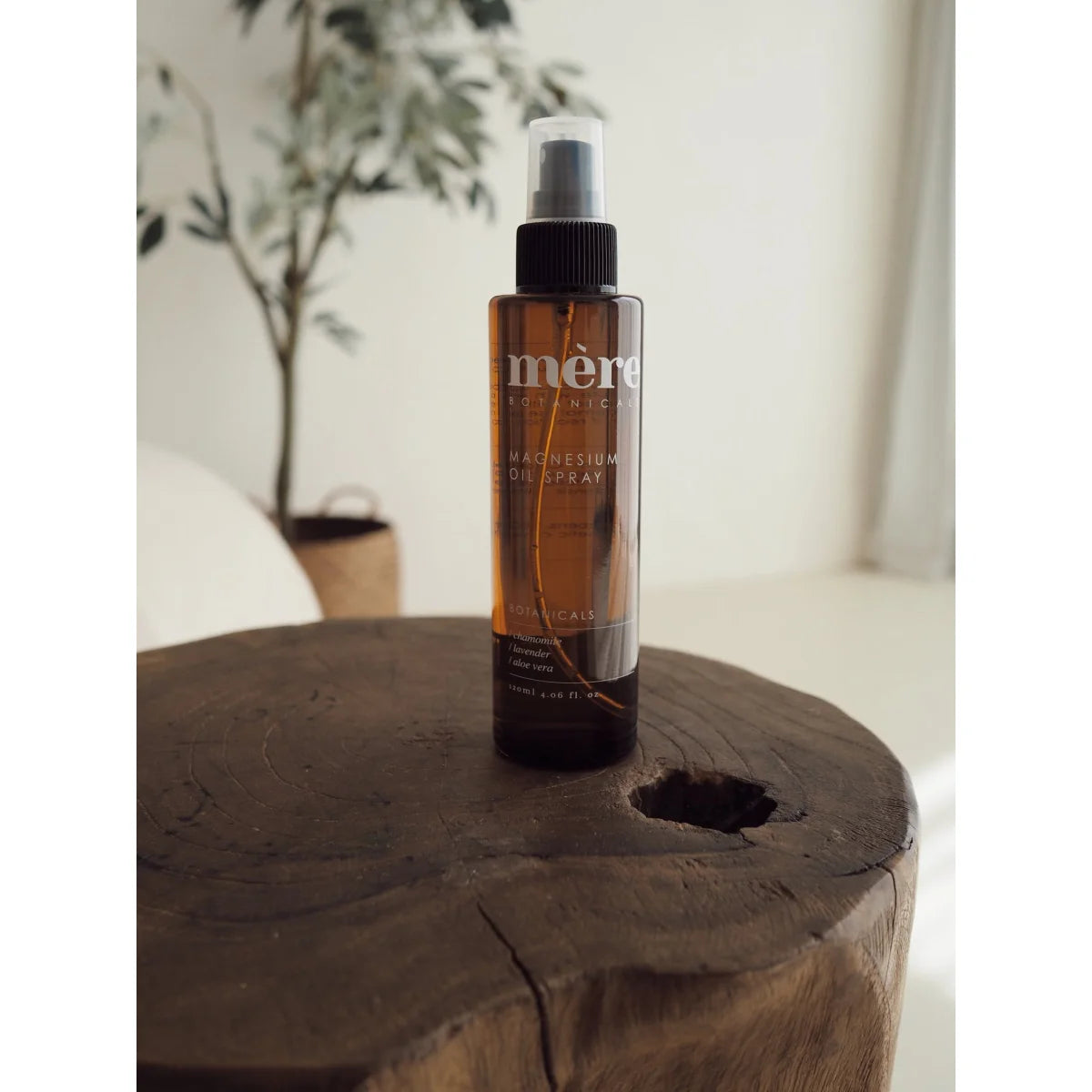 Schlankes Bernstein-Glas Mere Botanicals Magnesium-Öl-Spray 120ml hautpflegend