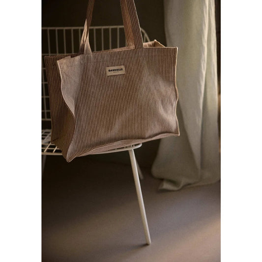 Beige corduroy tote bag mit vertikalen streifen und kleinem weißen label gabrielle paris aus der 24h bag argile stripes kollektion ideal für ökologische baby- und kinderprodukte