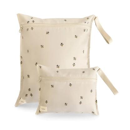 Beiges 2er pack wet bags mit schwarzen bienenmotiven und passenden schlüsselbändern aus stoff