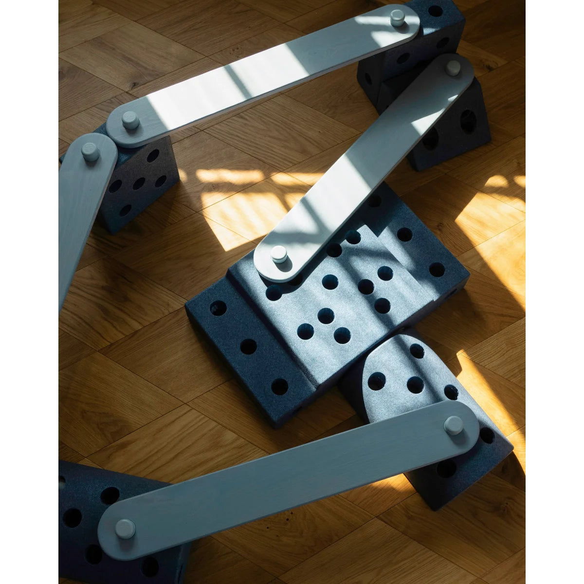 Kind balanciert auf MODU Balancierbalken
