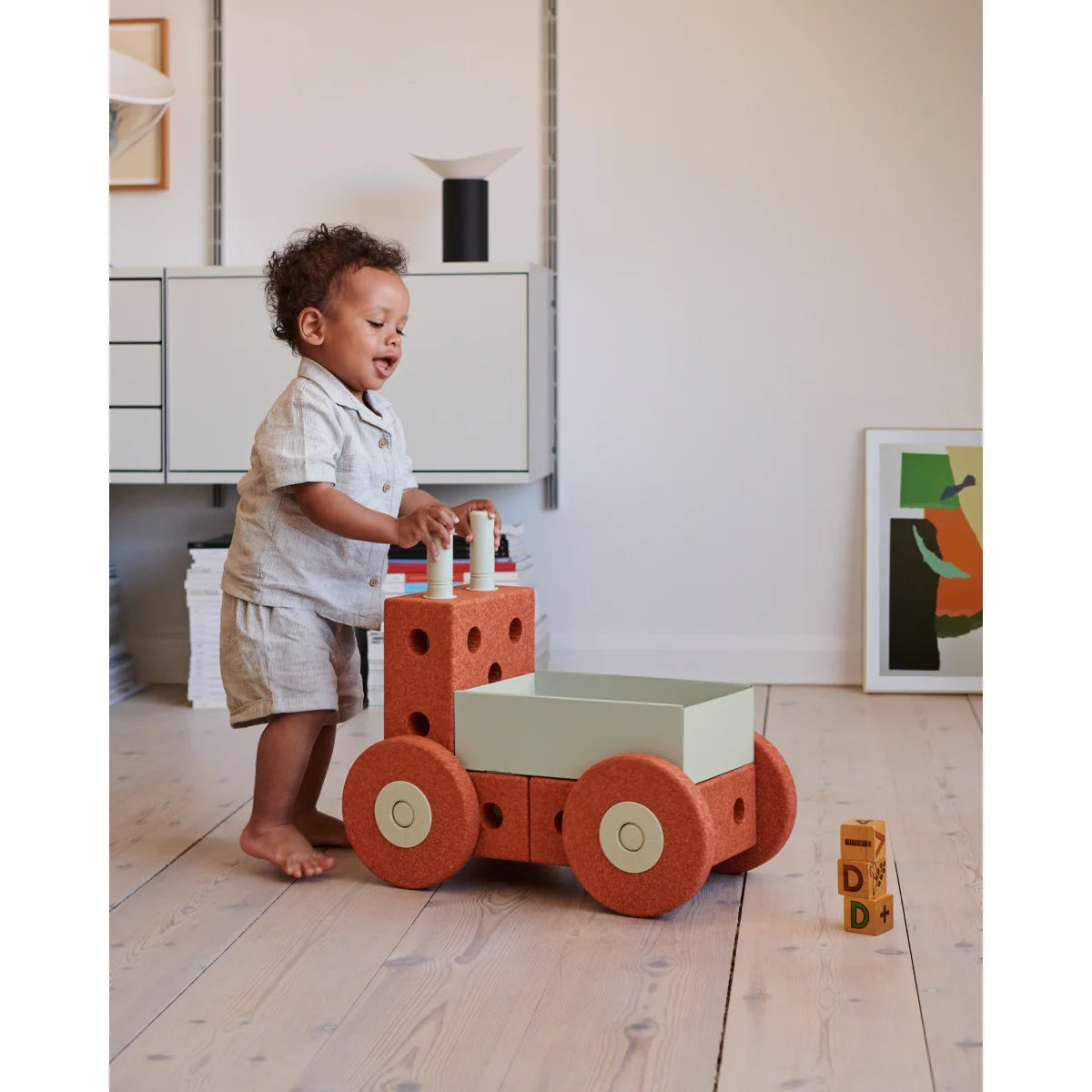 Kind schiebt den MODU Lauflernwagen