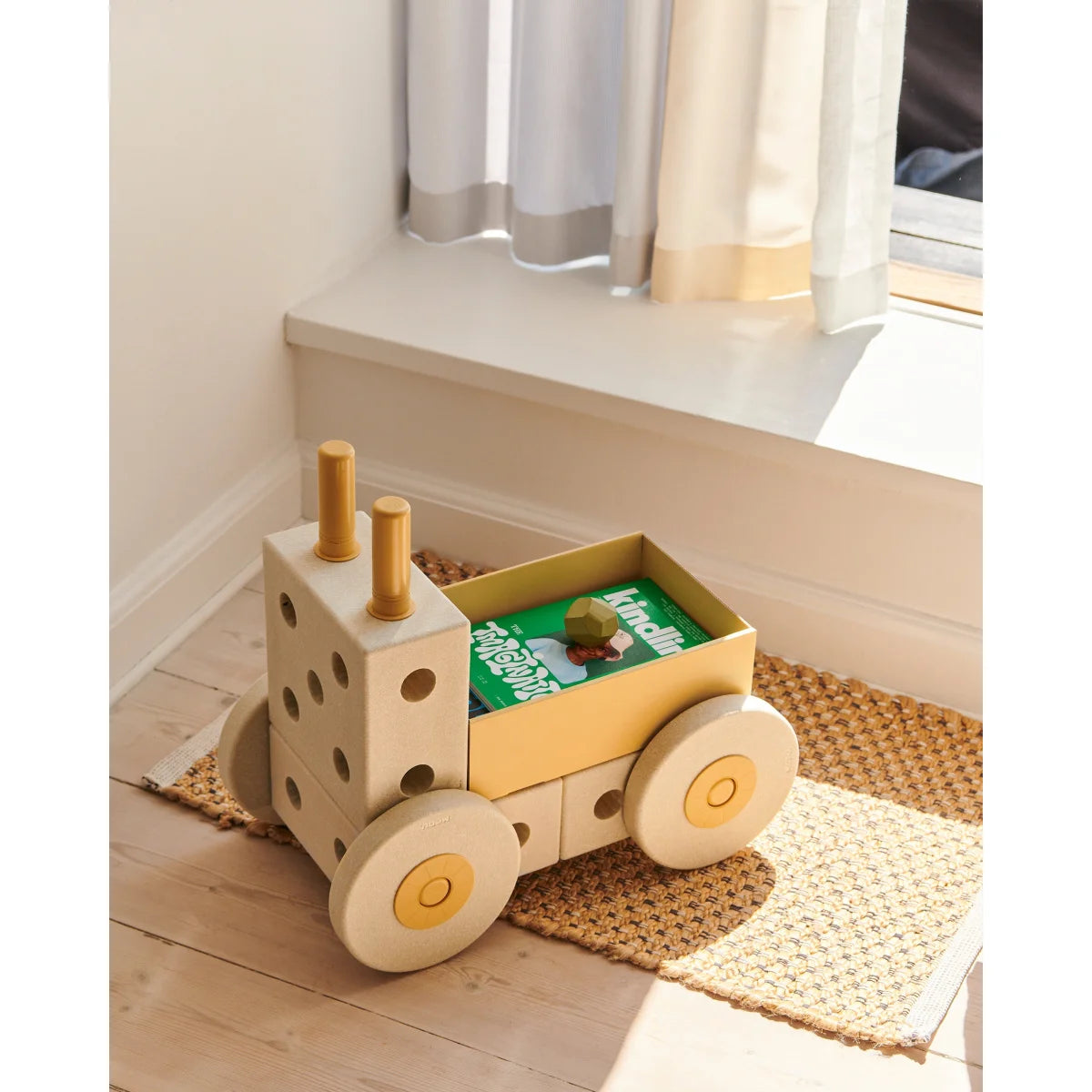 Kind schiebt den MODU Lauflernwagen