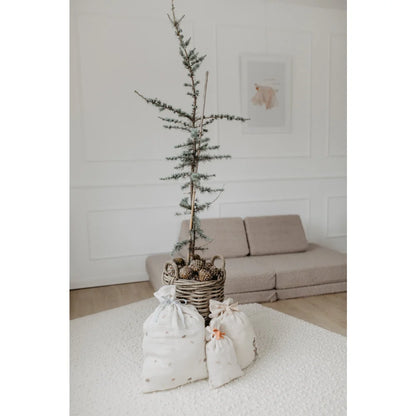 Schlanker künstlicher Weihnachtsbaum mit Schnee in Korb, mit Zapfen, Teil des 3er Sets Geschenksäcke Christmas