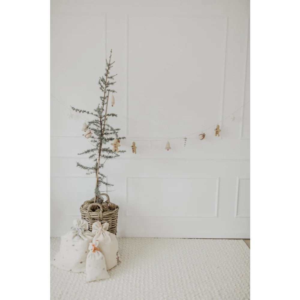 Schlanker Weihnachtsbaum im Korb mit Stoffgeschenktaschen im 3er Set Musselin Geschenksäcke