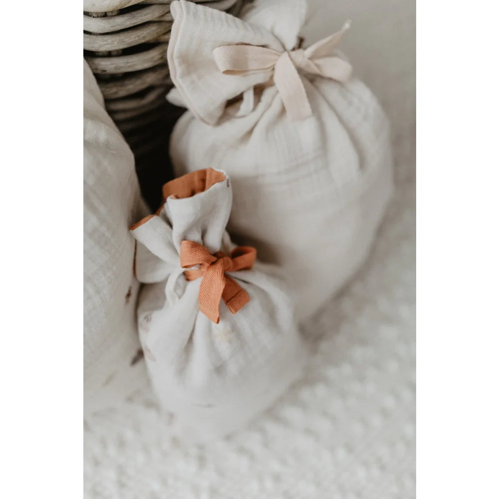 Drei helle Musselin Geschenksäcke mit Bandverschluss für Weihnachten