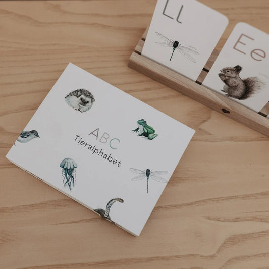 Weiße ABC-Karte mit grünen Tieren für ökologische Babyprodukte