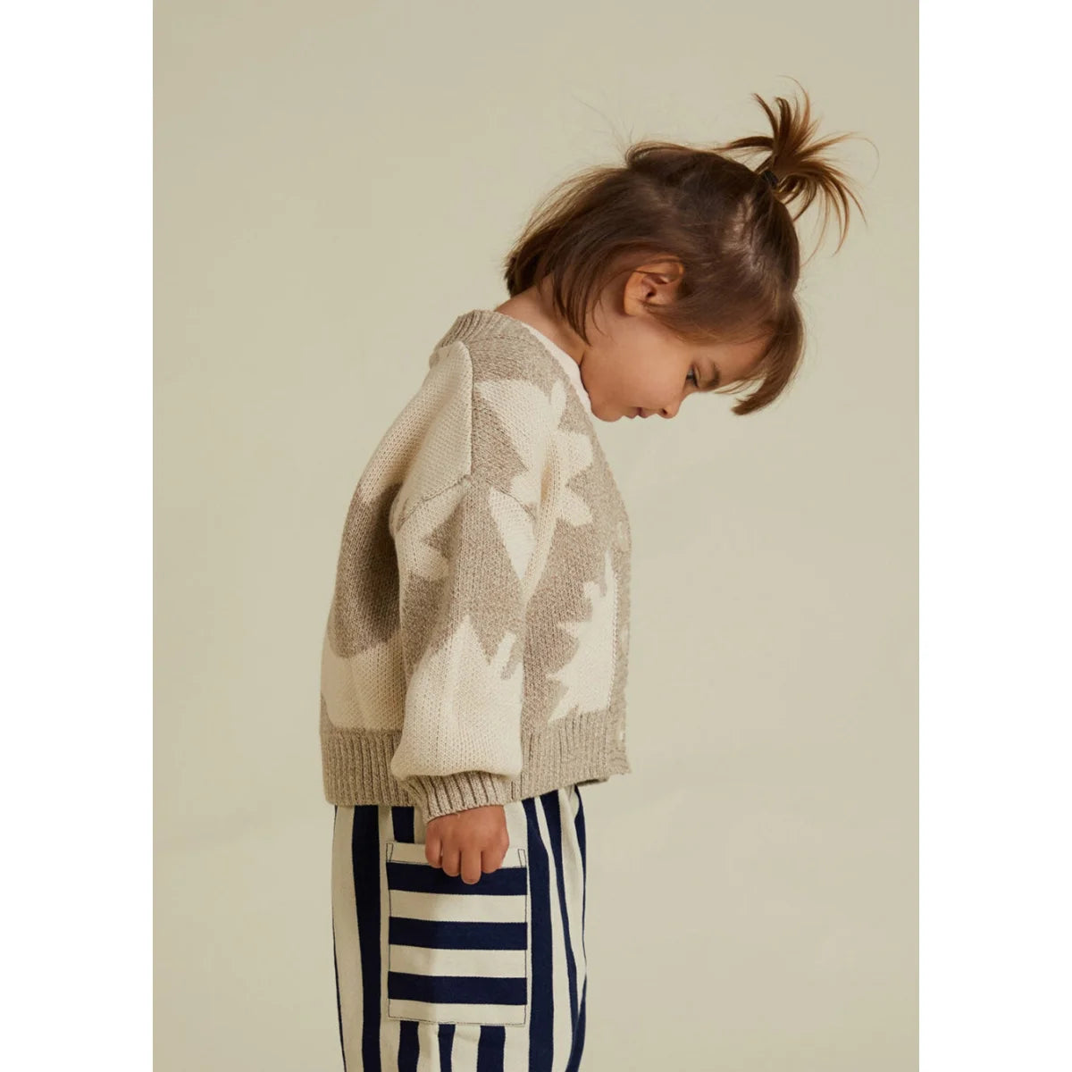 Kind weicht weiches Creme-Grau-Strick-Cardi mit Mond-Stern-Muster