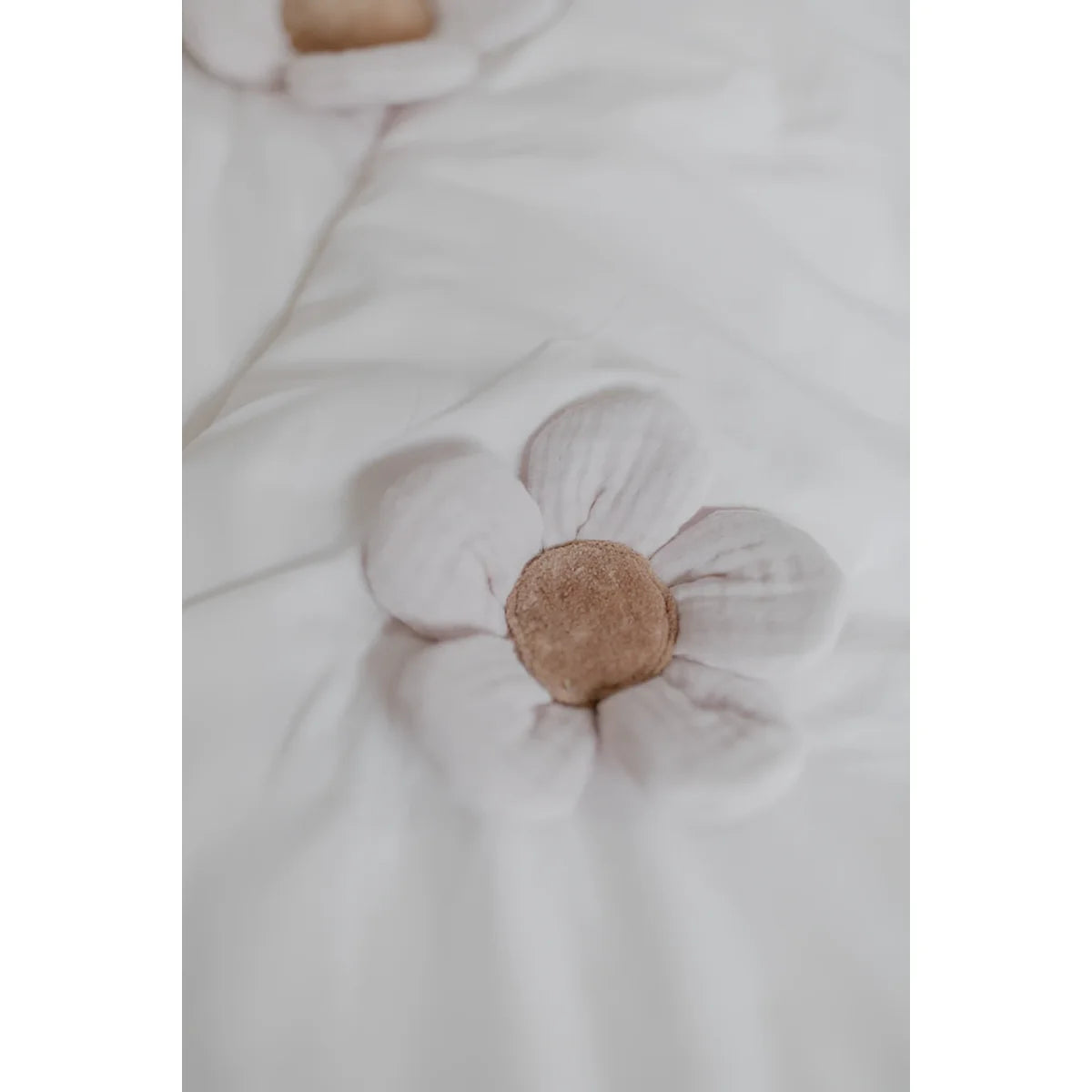Activity decke butterfly mit weichem weißem blumenförmigem kissen und strukturierter beiger mitte für ökologische babyprodukte