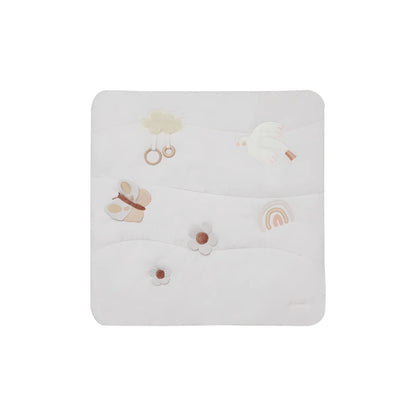Weiße gesteppte activity decke butterfly mit weichen bestickten appliken als nachhaltige babykleidung schweiz geschenke für neugeborene