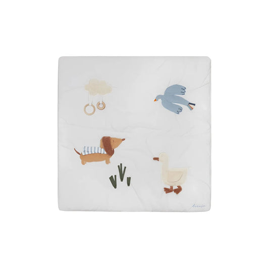 Weiße activity decke mit stickerei von dackel ente vogel wolke und ringe ideal für nachhaltige babykleidung schweiz