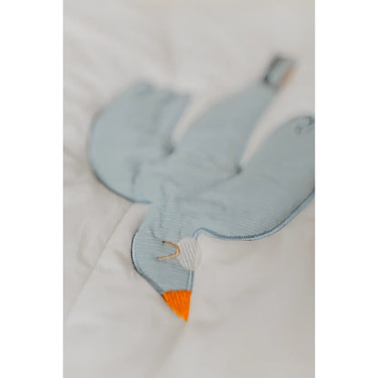 Ein soft hellblauer gestickter vogel-förmiger plüsch mit orangefarbenem schnabel auf einer activity decke für nachhaltige babykleidung schweiz