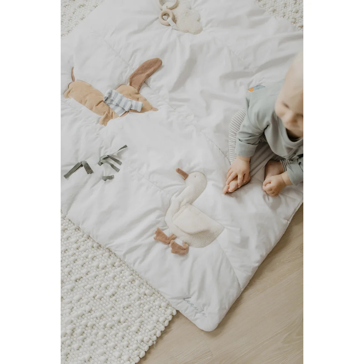 Weiße gesteppte activity decke mit bestickten plüschfiguren ente und hase in beige akzenten für ökologische baby- & kinderprodukte