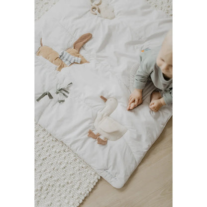 Weiße gesteppte activity decke mit bestickten plüschfiguren ente und hase in beige akzenten für ökologische baby- & kinderprodukte