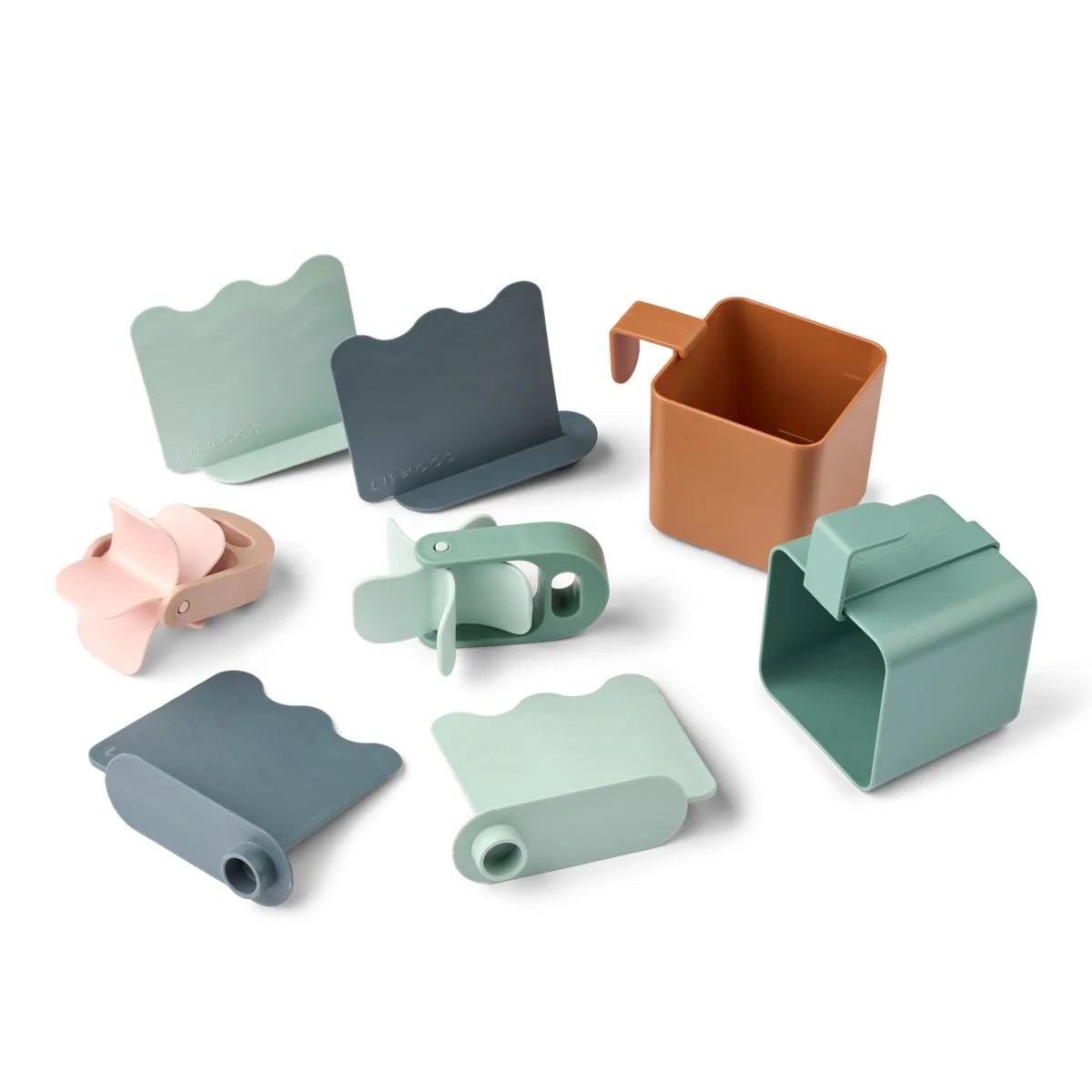 Ein mattiertes, erdfarbenes kunststoffbecher mit quadratischer form und integriertem griff von activity table sepp sandy multi mix
