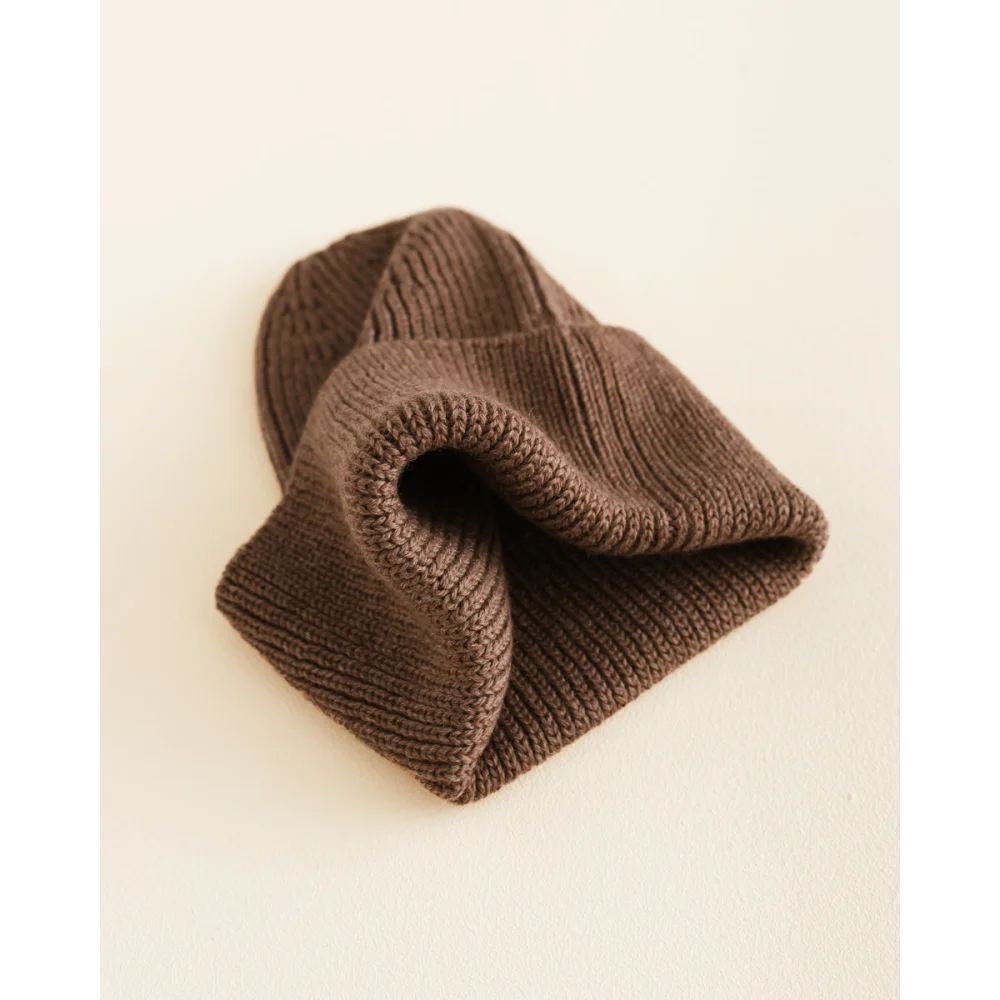 Braune gestrickte Beanie-Mütze gefaltet, Produkt Adult Beanie Fonzie in Mocha