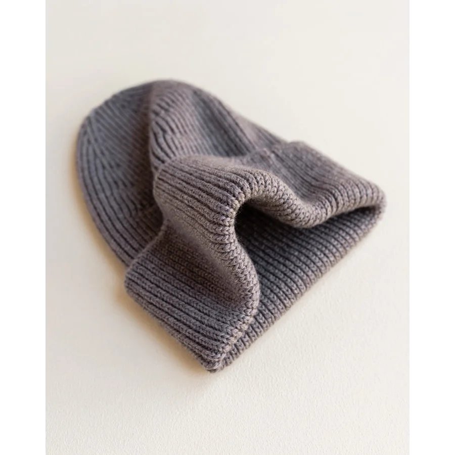 Grau gestrickte Beanie-Mütze mit Rippstruktur, Adult Beanie Fonzie von Otter