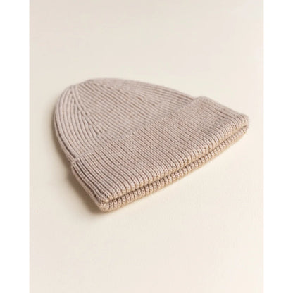 Beige Strickmütze mit Rippenstruktur, Modell Adult Beanie Fonzie in Sandfarbe