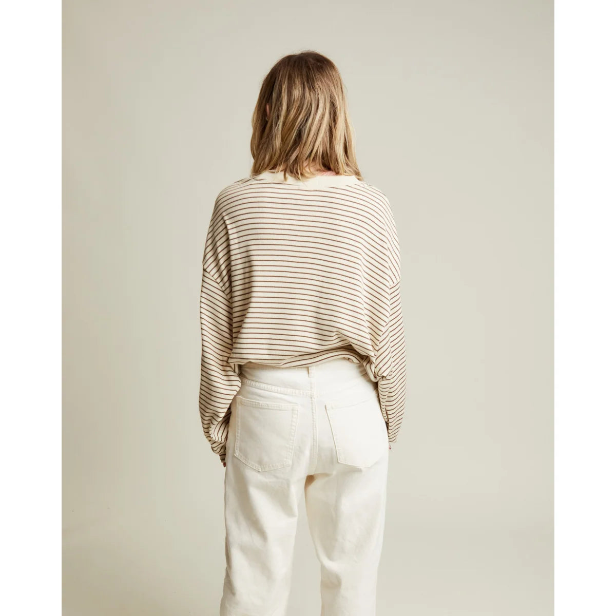 Ein locker sitzendes longsleeve tee lenni coco in offwhite mit dünnen braunen streifen für erwachsene