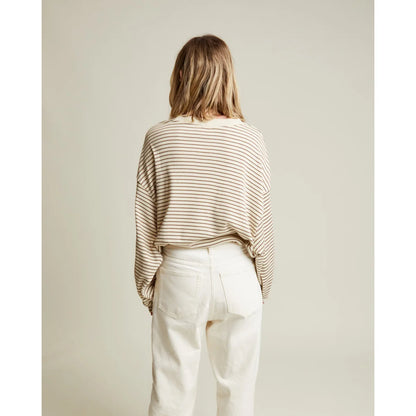 Ein locker sitzendes longsleeve tee lenni coco in offwhite mit dünnen braunen streifen für erwachsene