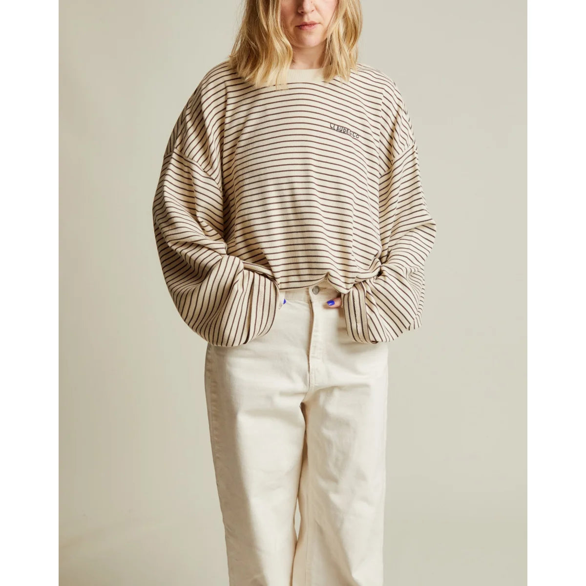 Ein entspannt sitzendes, off-white und schwarz gestreiftes langarmshirt lenni coco mit kleinem logo auf der brust