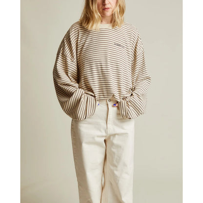 Ein entspannt sitzendes, off-white und schwarz gestreiftes langarmshirt lenni coco mit kleinem logo auf der brust