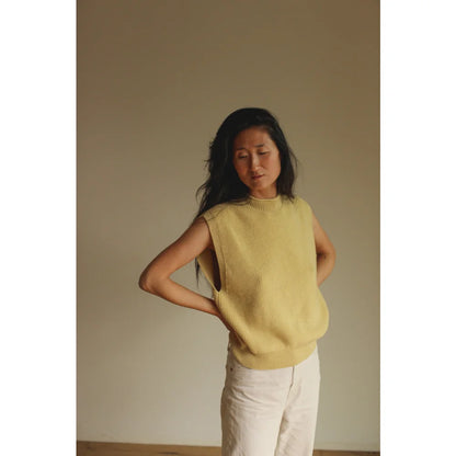 Frau trägt Pastellgelbes ärmelloses Stricktop und helle Hosen im Produkt Adult Vest Helle