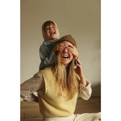 Mama und Kind spielen Peek-a-Boo mit dem Light Yellow Adult Vest Helle