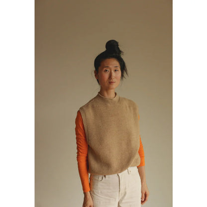 Eastasiatische Frau mit dunklem Haar in einem Sandfarbenen Erwachsenenweste Helle