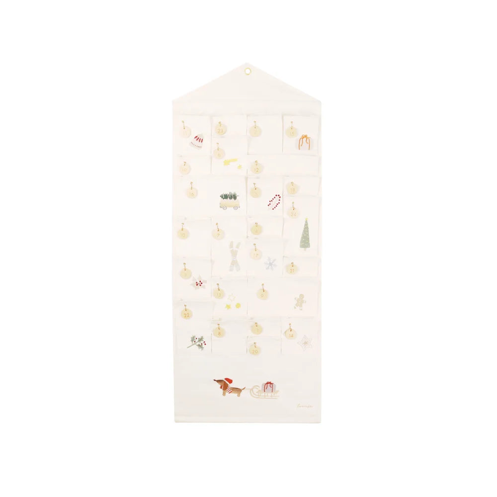 Weiße Stoff-Adventskalender mit festlichen gestickten Illustrationen für Weihnachten