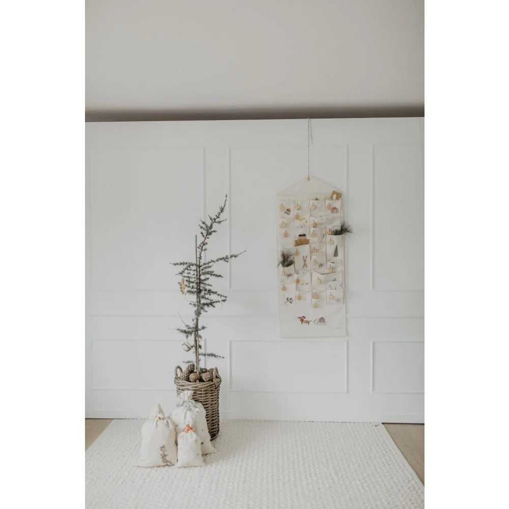 Leichter geschmückter Weihnachtsbaum im Korb für Adventskalender mit gestickten Illustrationen