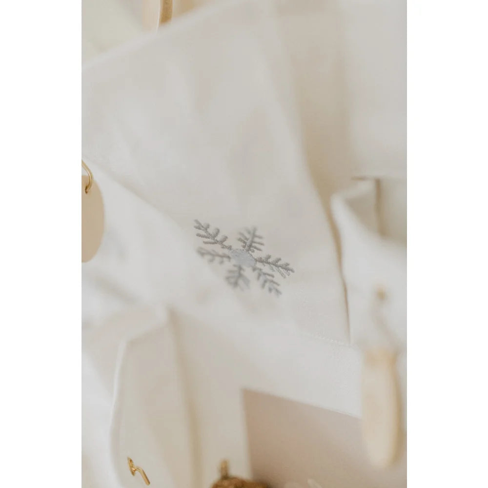 Weiße Leinenserviette mit silberner Schneeflocken-Stickerei für Adventskalender