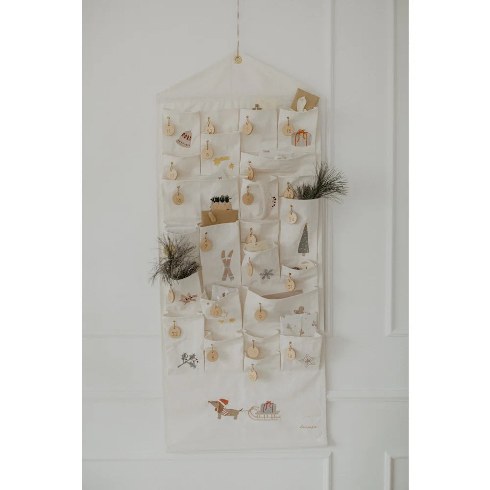 Hängender Stoff-Adventskalender mit gestickten Illustrationen und 24 Taschen